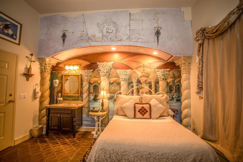 The Anniversary Inn - Fifth South - King Room With Balcony
