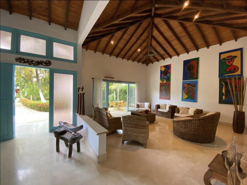 una gran sala de estar con sofás y sillas. en Acojedora villa familiar en cartagena, a 20 minutos del aeropuerto, en Cartagena de Indias