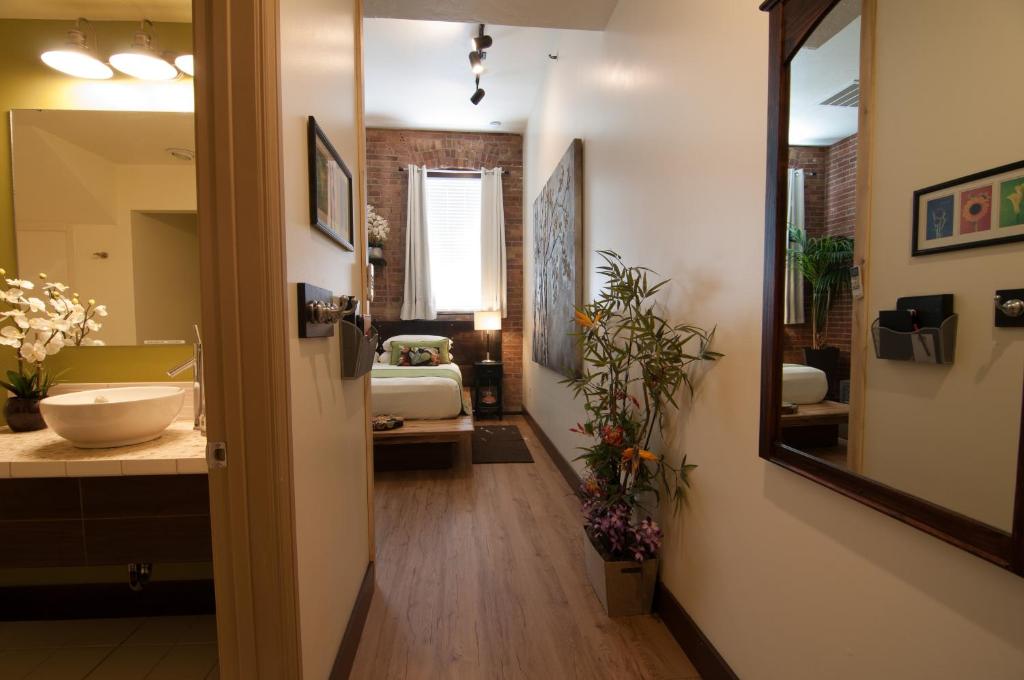 The Anniversary Inn - Fifth South - Large Double Room