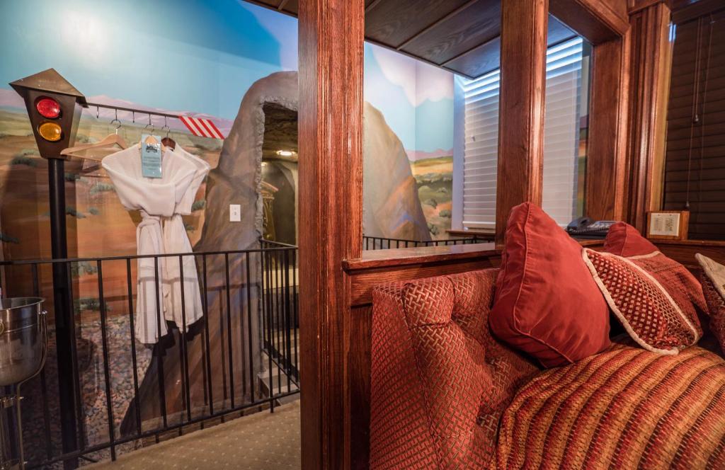 The Anniversary Inn - Fifth South - Queen Room With Garden View