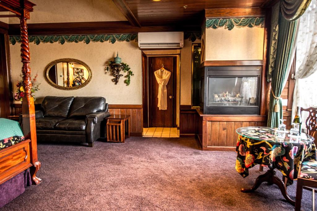 The Anniversary Inn - Fifth South - Superior King Room