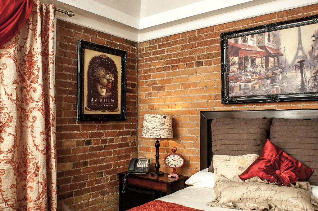 The Anniversary Inn - Fifth South - Superior Queen Room