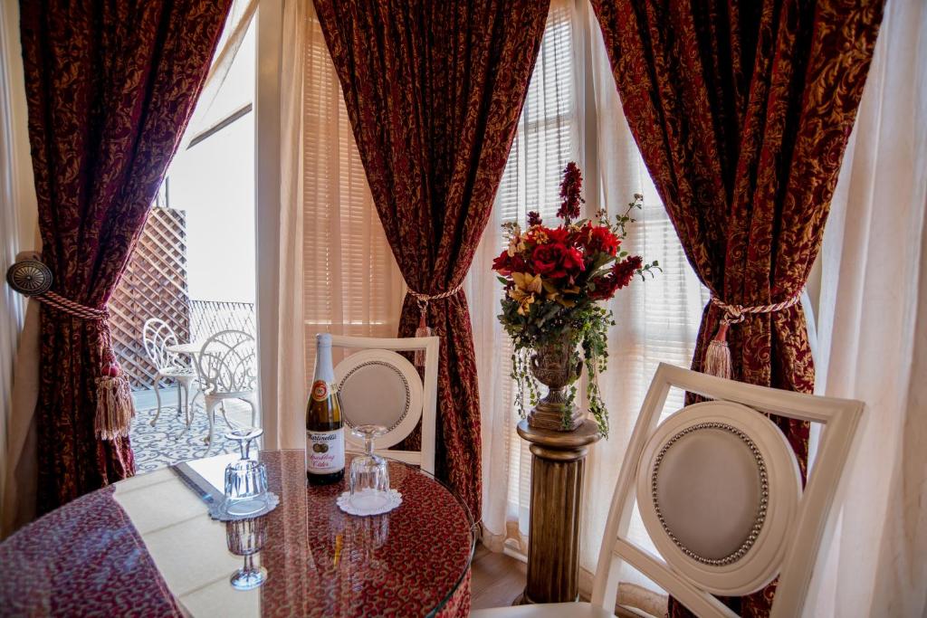 The Anniversary Inn - Fifth South - Deluxe Double Room With Balcony And Sea View