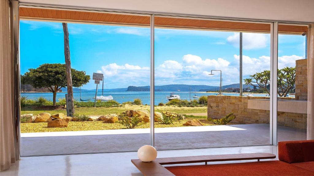 Habitación con ventana grande con vistas al agua en Solina - Ettalong Beach en Ettalong Beach