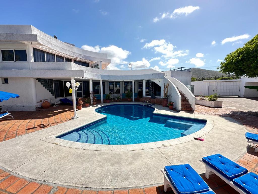- une piscine en face d'une maison dans l'établissement Casa Marrakech VIP, à El Agua