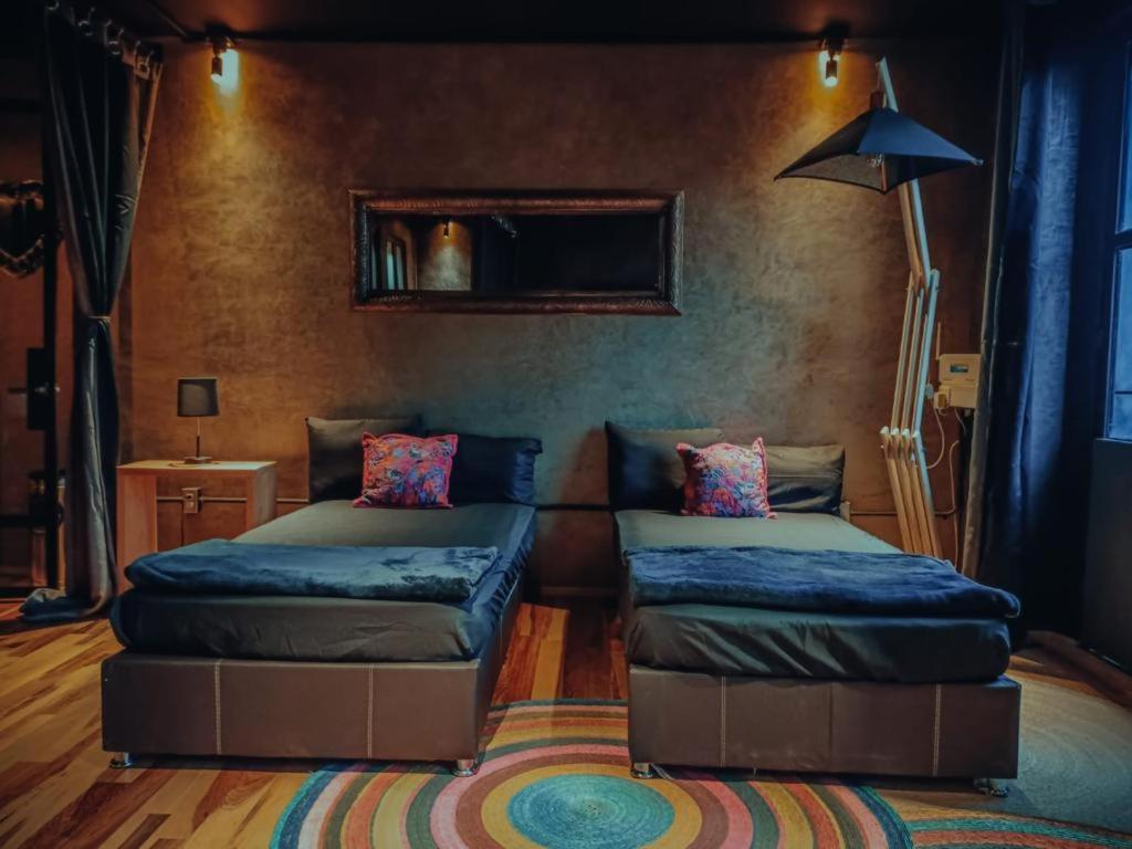 sala de estar con 2 camas y sofá en Casa Sabina Down Town Mexico City, en Ciudad de México
