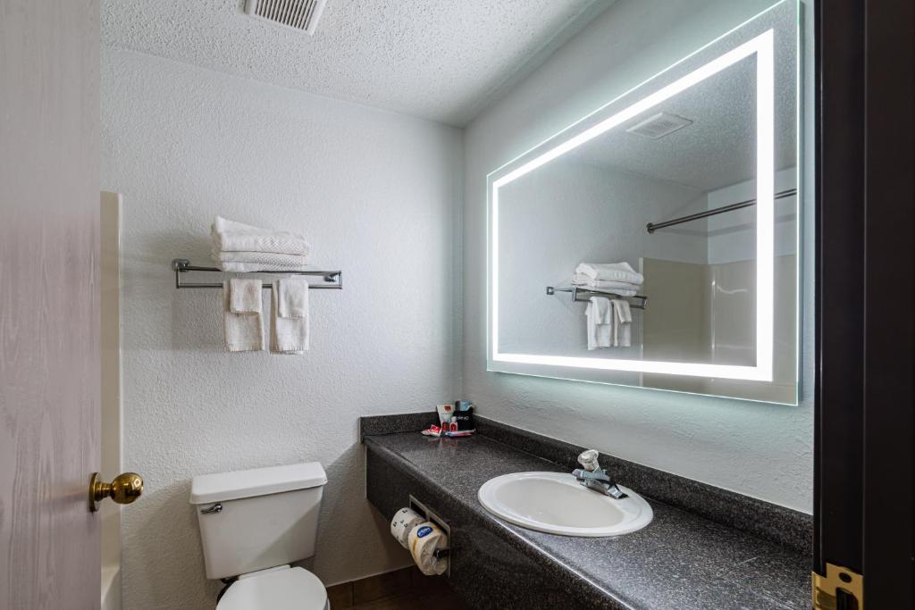 Econo Lodge Cleveland Southeast - Kent photo