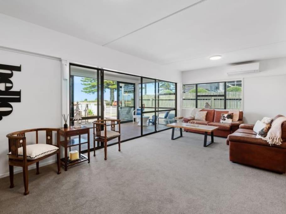Χώρος καθιστικού στο Beachfront Gem in Mount Maunganui