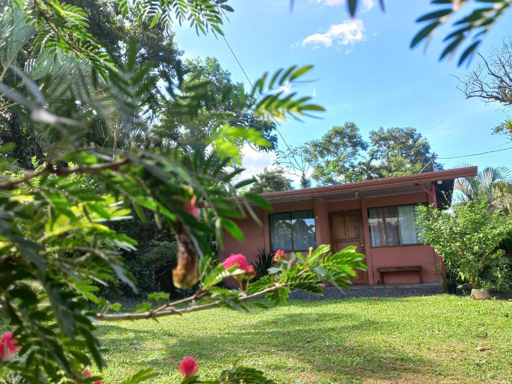 une maison avec un jardin en face dans l'établissement Casa Rural Aralia, à Fortuna