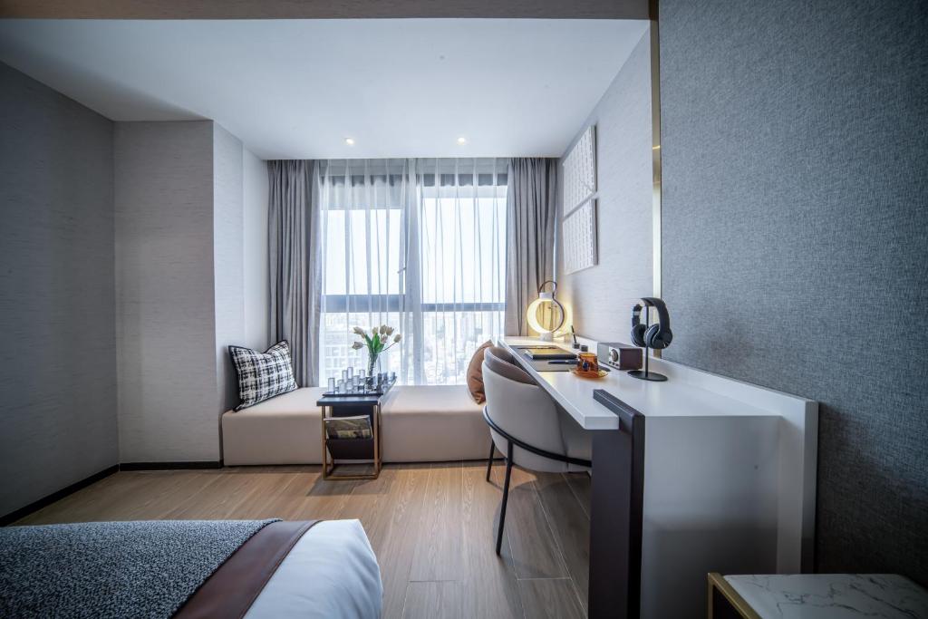 Postel nebo postele na pokoji v ubytování BORUISI Executive Apartment