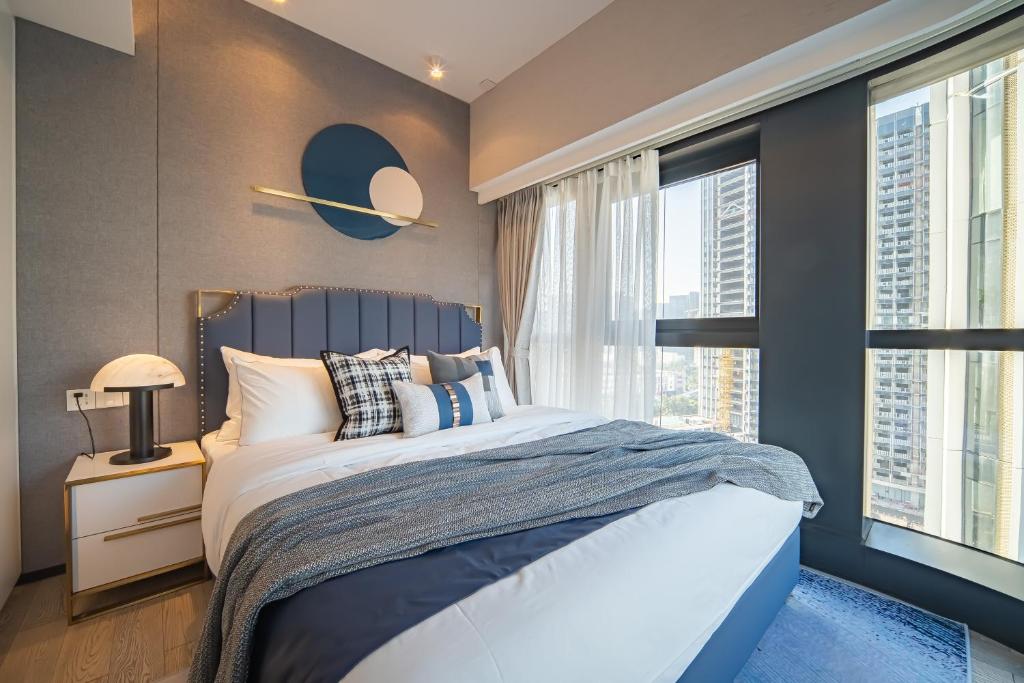 Postel nebo postele na pokoji v ubytování BORUISI Executive Apartment