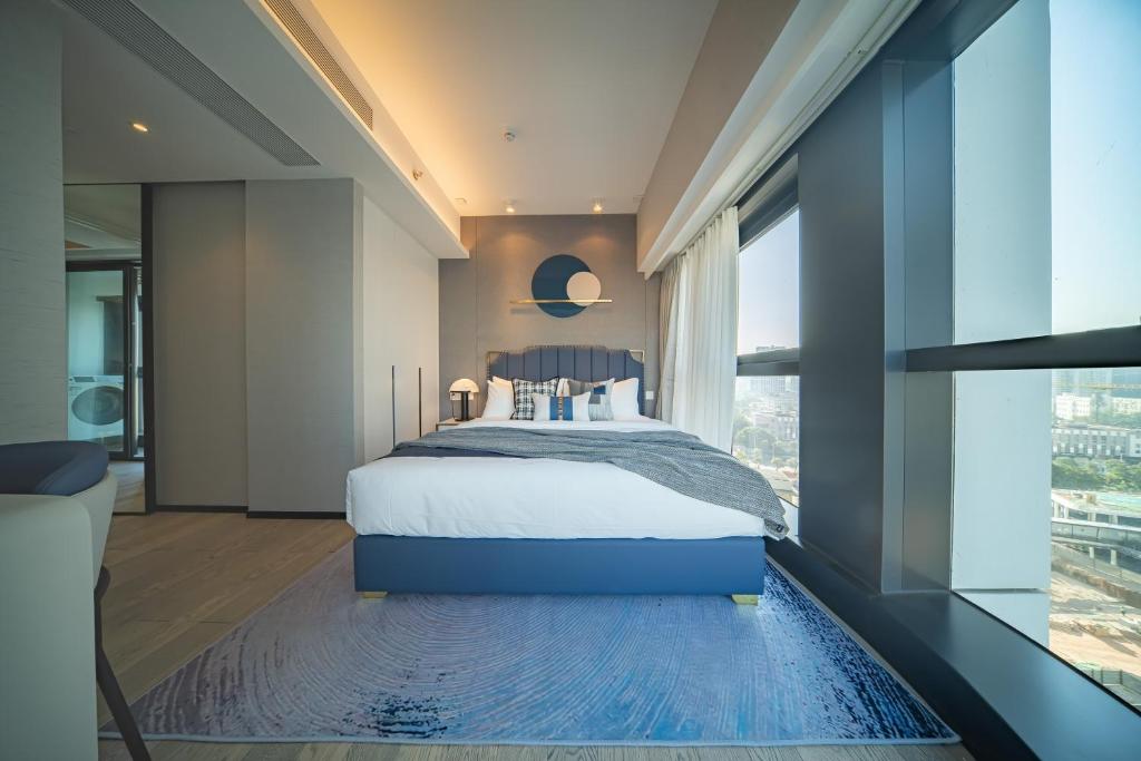 Postel nebo postele na pokoji v ubytování BORUISI Executive Apartment