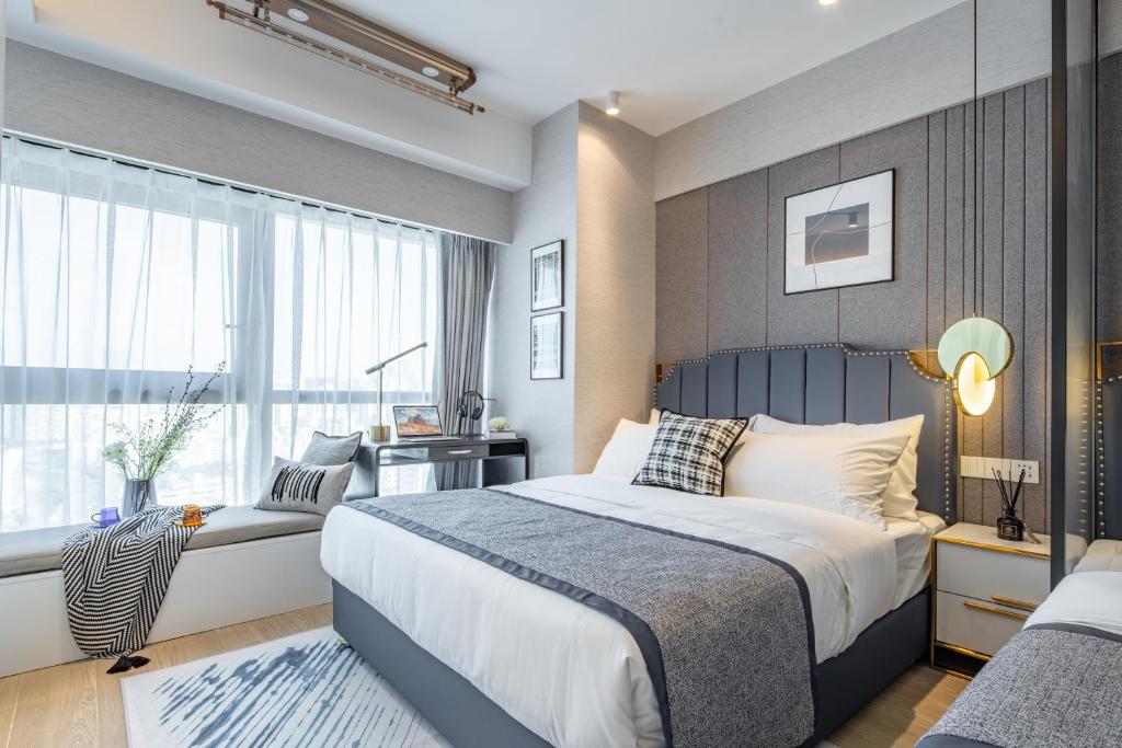 Postel nebo postele na pokoji v ubytování BORUISI Executive Apartment