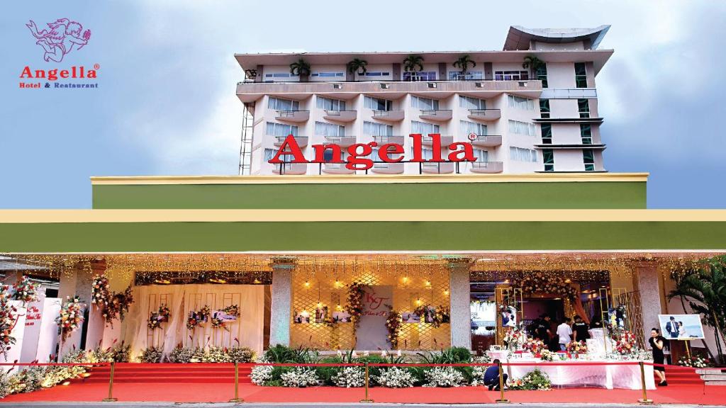 Loja aania em frente a um hotel em Angella Hotel em Nha Trang