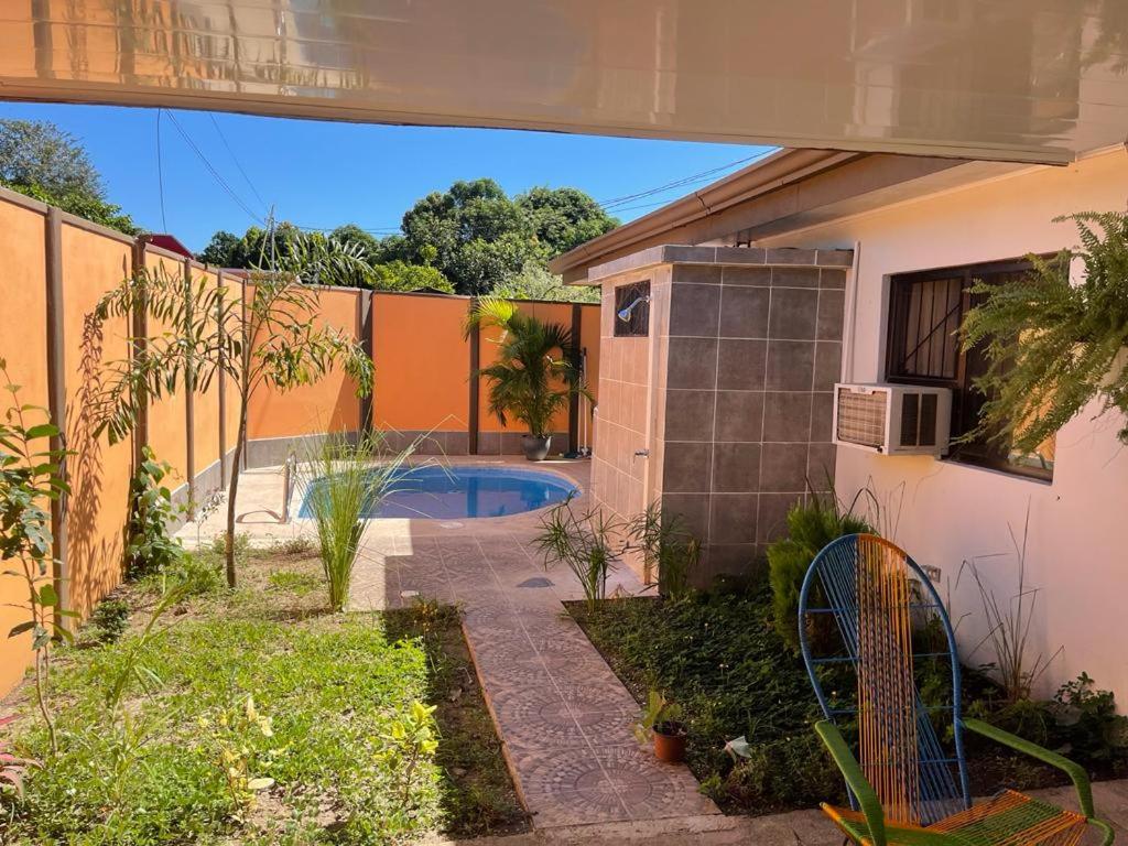 een achtertuin met een zwembad en een huis bij Casa Ili Guanacaste in Cartagena