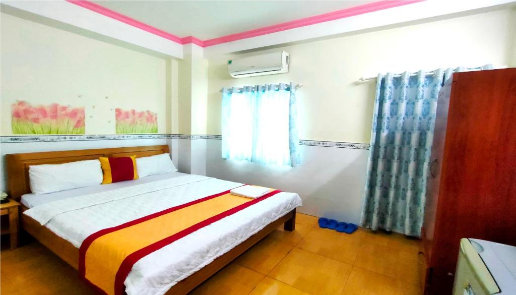 een slaapkamer met een bed en een raam bij Hoàng Xuân 797 Hà Huy Giáp in Ho Chi Minh-stad