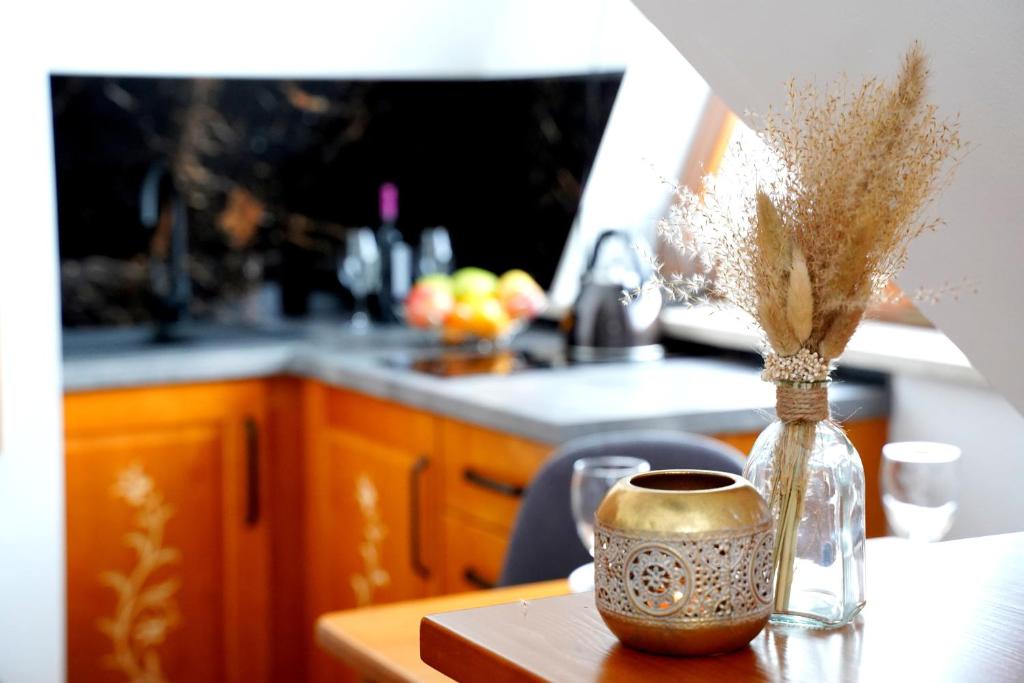 a kitchen with a vase with dried flowers in it at Apartamenty u Trebuniów in Suche
