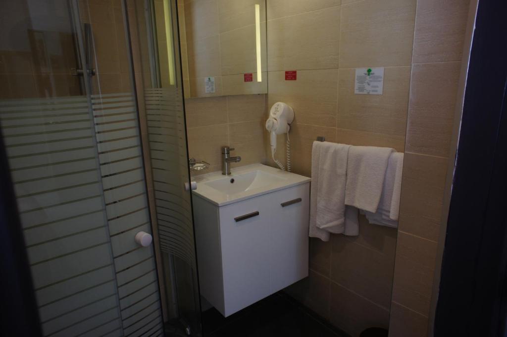 Koupelna v ubytování Central Hotel