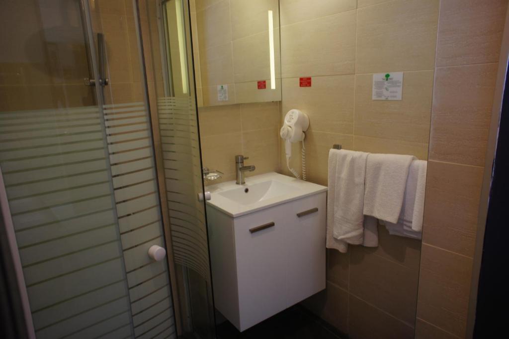 Koupelna v ubytování Central Hotel