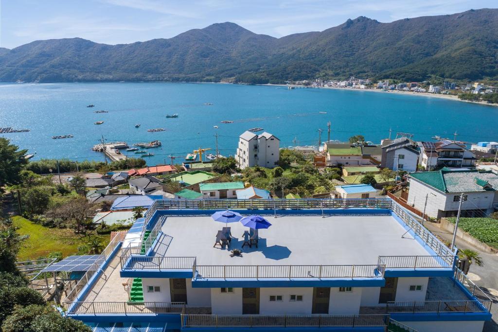 uma vista aérea de um resort com uma grande piscina em Melodia Pension em Geoje