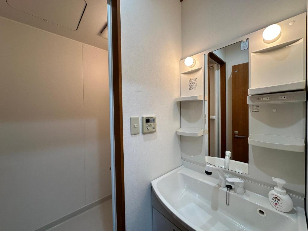 鶴橋駅徒歩2分 トイレ浴室複数あり3階建て一軒家車庫付きにあるバスルーム