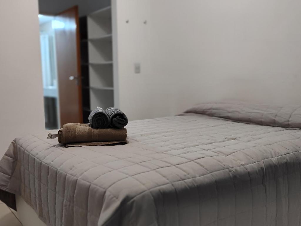 um close-up de uma cama com uma toalha em Cozy apartment in Palermo II em Buenos Aires