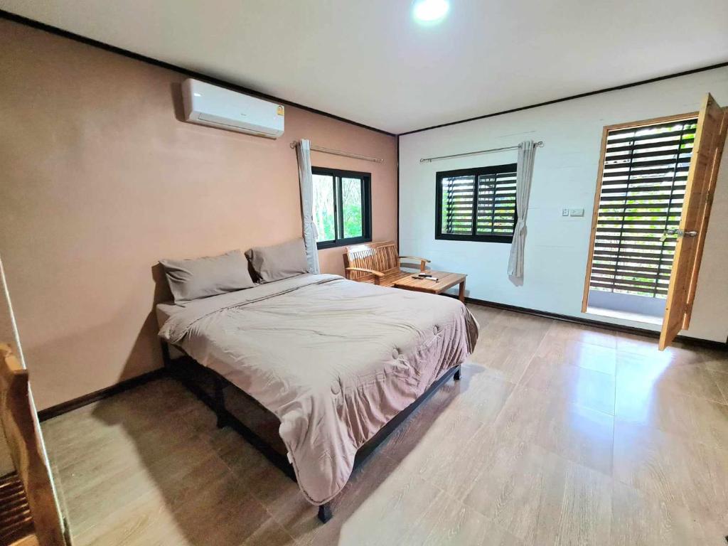 Postel nebo postele na pokoji v ubytování Koh Mak Littel House