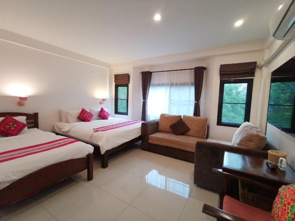 sala de estar con 2 camas y sofá en Sasima House, en Chiang Mai