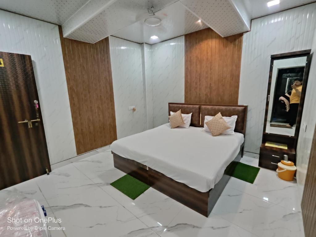 um quarto com uma cama num quarto com pisos em mármore em SHREE NAKODA HOME STAY em Ujaim