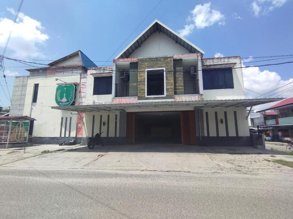 una casa en la esquina de una calle en OYO 93343 Sukma Residence en Palangkaraya