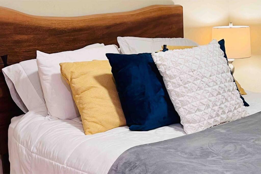 łóżko z poduszkami w obiekcie Baby Bella- w/ concierge laundry service w mieście Corvallis