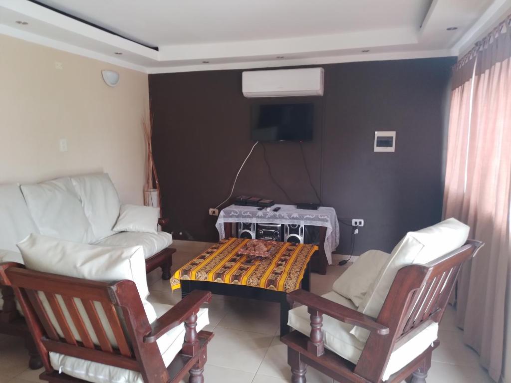 Los aromitos في لا بولسا: غرفة معيشة مع طاولة وكراسي وتلفزيون