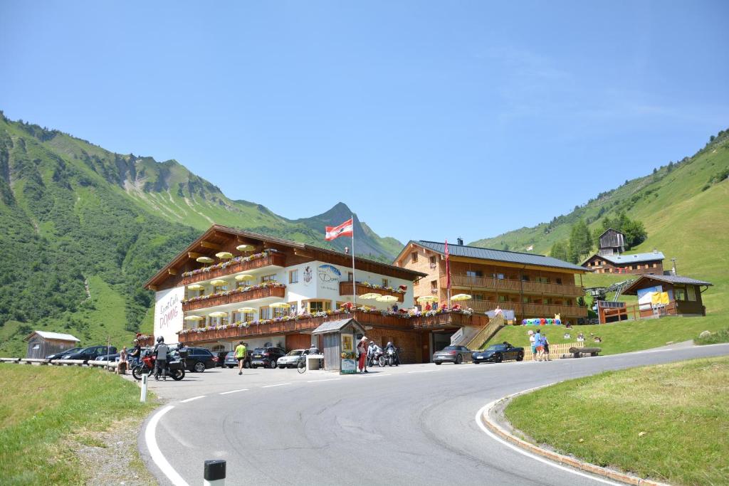 ein Gebäude an der Seite einer Straße in einem Berg in der Unterkunft Natur-Genuss-Hotel Sonnasita in Faschina