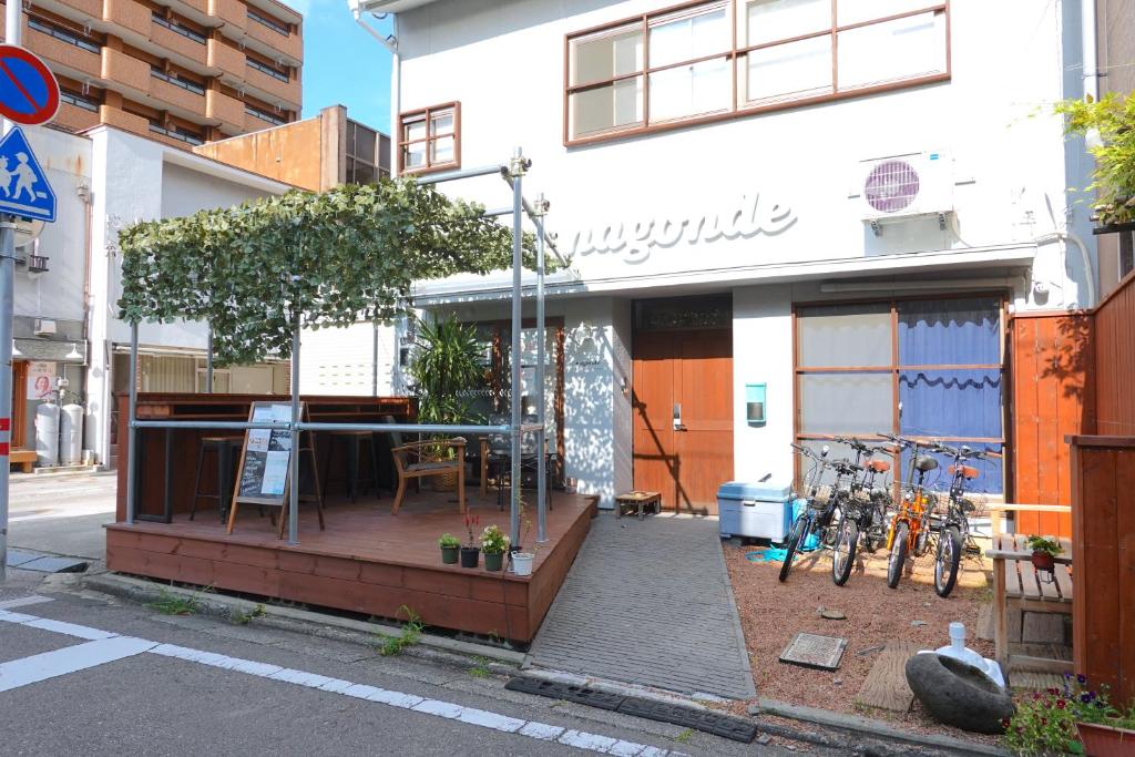 un negozio con biciclette parcheggiate fuori di Guesthouse Nagonde a Kanazawa