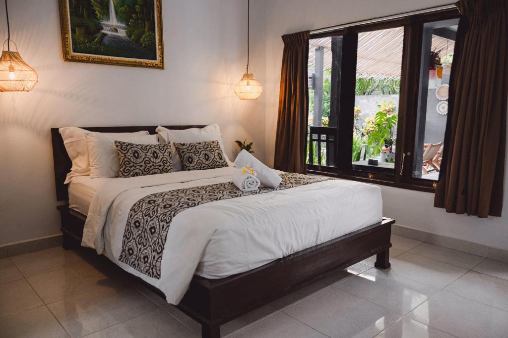 Un dormitorio con una cama grande y una ventana en kubu pande canggu, en Canggu