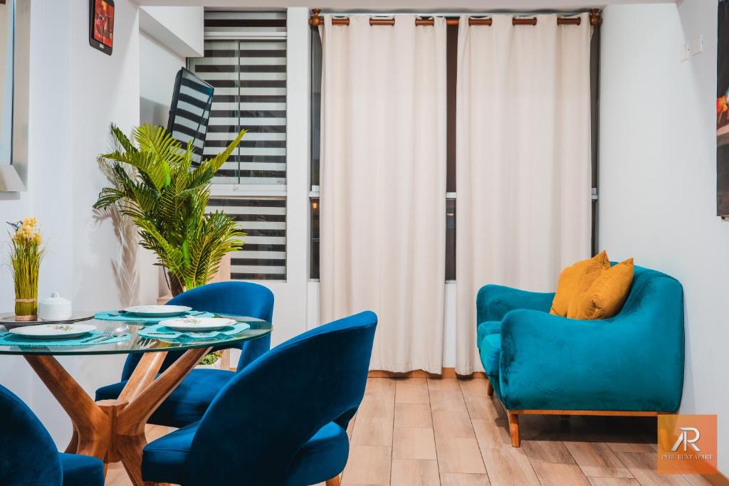 een woonkamer met blauwe stoelen en een tafel bij Arrendamiento Peru in Lima