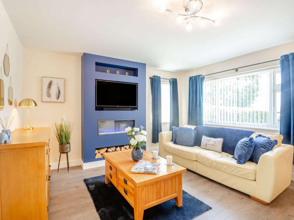 a living room with a couch and a tv at 3 bed in Conwy 87866 in Penmaen-mawr