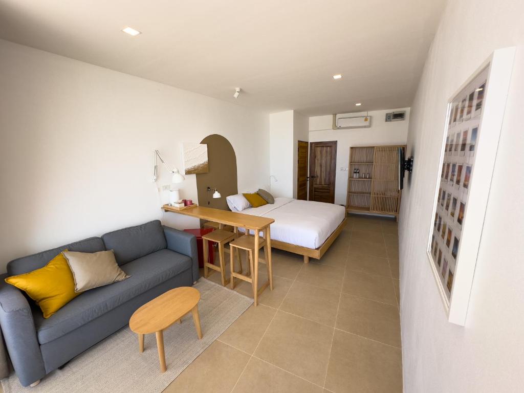 ein Wohnzimmer mit einem Sofa und einem Bett in der Unterkunft lovelytheroom in Ko Lanta