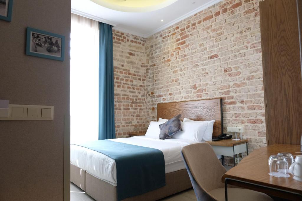 A bed or beds in a room at GALATAHAN Hotel Istanbul Karakoy