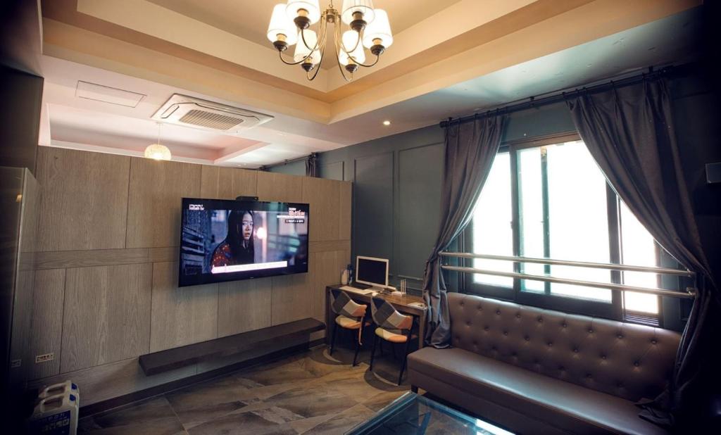 TV a/nebo společenská místnost v ubytování 해운대 109 호텔 부산 Hotel 109 Busan Haeundae