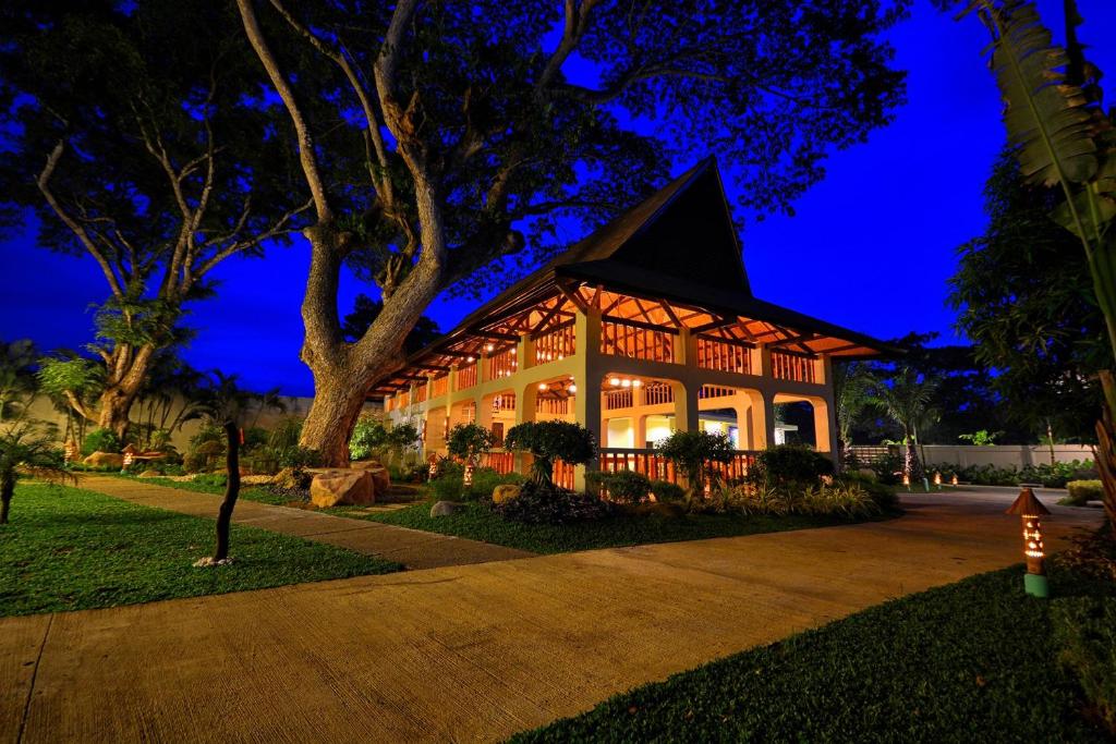 una casa con un edificio iluminado por la noche en Munting Paraiso, en Puerto Princesa City