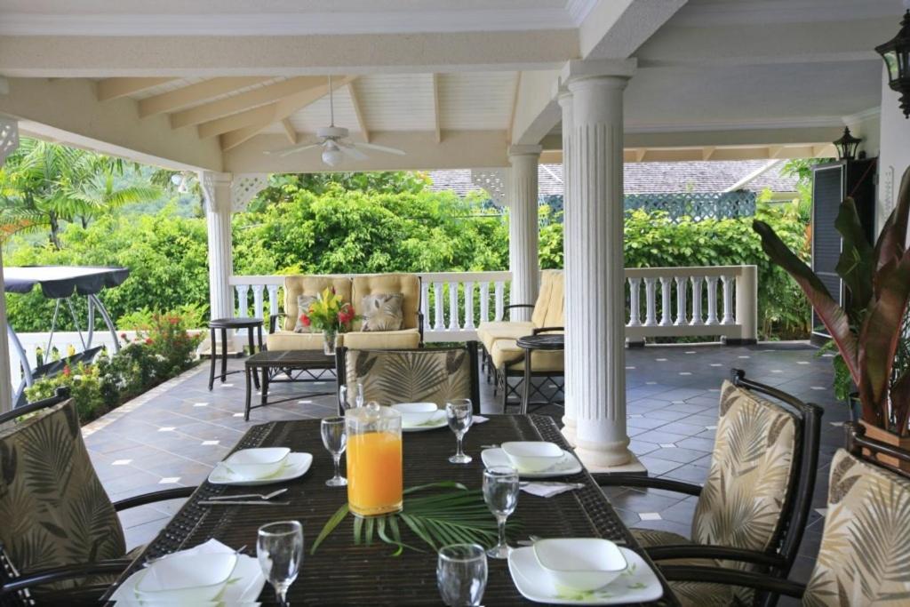 Балкон или терраса в Villa Ashiana - Beautiful 3-bedroom villa in Marigot Bay villa