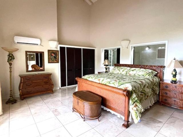 Кровать или кровати в номере Villa Ashiana - Beautiful 3-bedroom villa in Marigot Bay villa