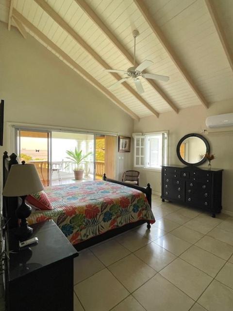 Кровать или кровати в номере Villa Ashiana - Beautiful 3-bedroom villa in Marigot Bay villa