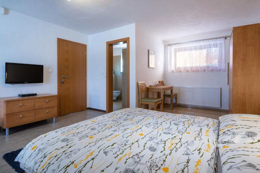 Pension Lunatyk - Triple Room With Garden View