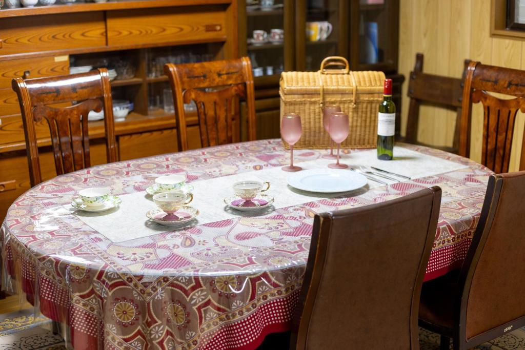 長崎市にあるアルマス伊王島のワイン1本とグラスをテーブルに用意しています。