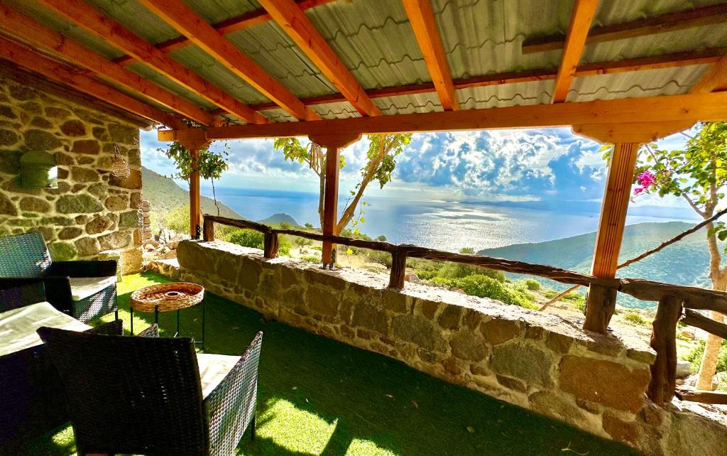 Von der Veranda eines Hauses genießen Sie Meerblick. in der Unterkunft peaceful place in Anítsaion
