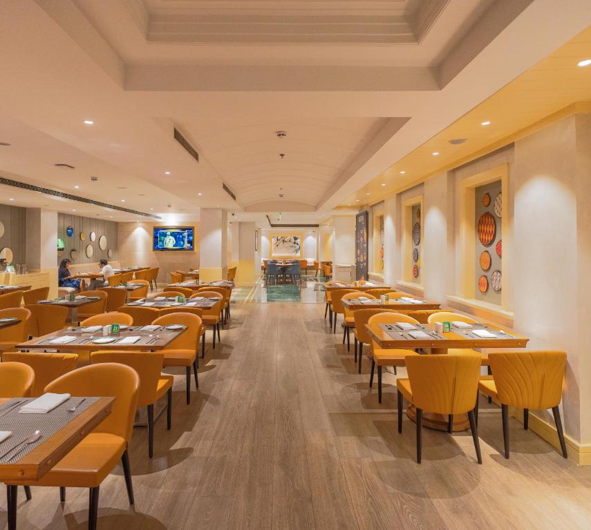 Restaurace v ubytování Holiday Inn Agra MG Road an IHG Hotel