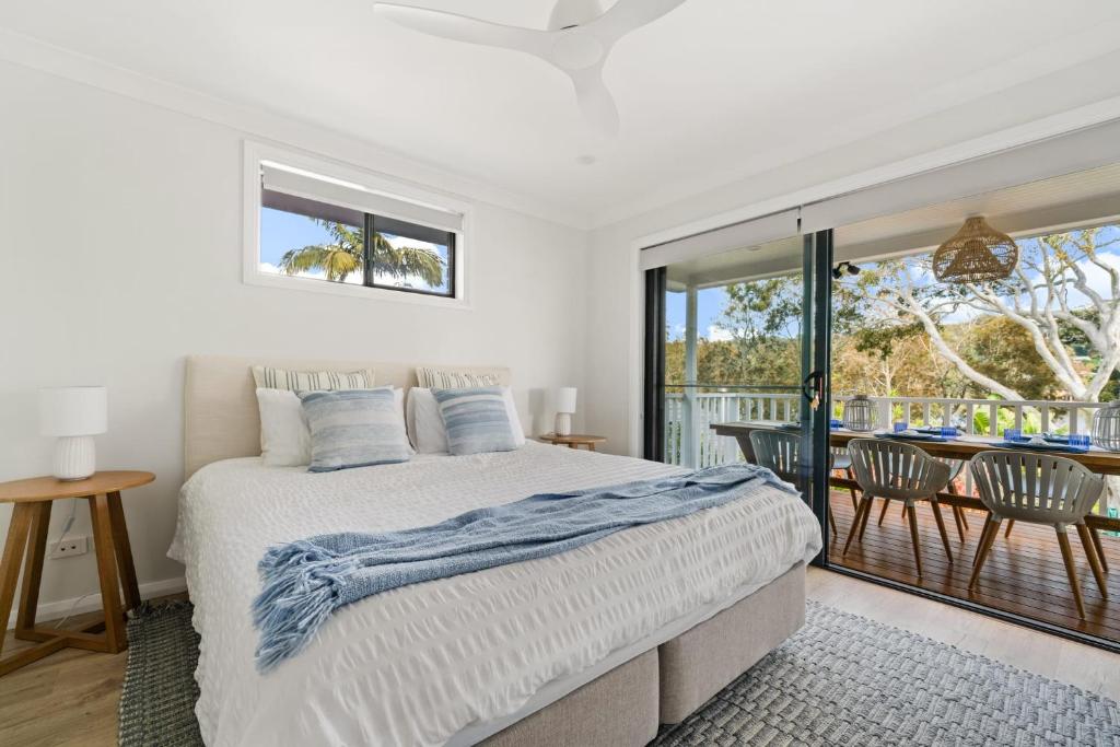 Postel nebo postele na pokoji v ubytování Surf Lodge Avoca Beach Waterfront to Avoca Lake