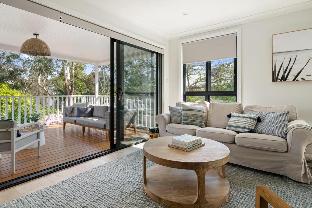 Posezení v ubytování Surf Lodge Avoca Beach Waterfront to Avoca Lake